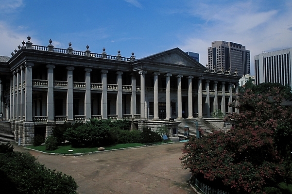 포토 JPG 주간 한국문화 한국전통 시설물 건축물 현대건축 건축 사람없음 야외 건물 궁전 문화재 미술관 전시회 박물관 문화시설 덕수궁 석조전 국내포토 자연요소 동양문화 전통 고건축 한국 전시 시설 파일형식