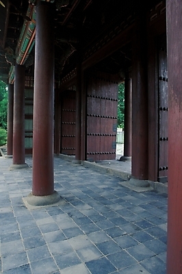 포토 JPG 주간 한국문화 한국전통 시설물 건축물 현대건축 건축 사람없음 야외 문 궁전 문화재 기둥 건축부분 대문 덕수궁 국내포토 자연요소 동양문화 전통 고건축 한국 파일형식