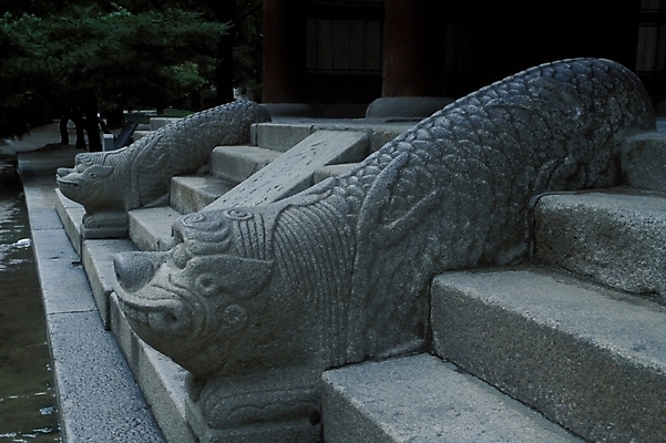 포토 JPG 주간 한국문화 한국전통 시설물 건축물 건축 사람없음 야외 계단 궁전 문화재 돌계단 덕수궁 석수 국내포토 자연요소 동양문화 전통 고건축 한국 돌_바위 파일형식