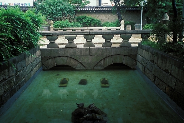 포토 JPG 주간 한국문화 한국전통 시설물 건축물 건축 고건축 교통시설 풍경 사람없음 야외 동양건축 궁전 문화재 연못 덕수궁 가교 국내포토 자연요소 동양문화 전통 교통 한국 시설 파일형식 동양