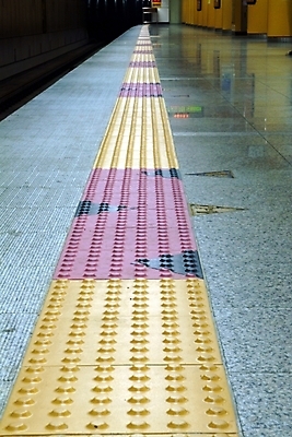 포토 JPG 시설물 현대건축 건축 교통수단 대중교통 실내 사람없음 역 플랫폼 전철역 안전선 국내포토 건축물 교통 교통시설 내부 파일형식