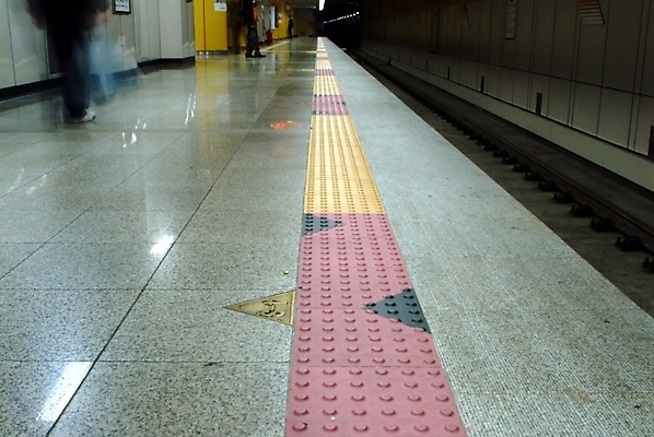 포토 JPG 시설물 현대건축 건축 교통수단 대중교통 실내 사람없음 역 플랫폼 전철역 안전선 국내포토 건축물 교통 교통시설 내부 파일형식