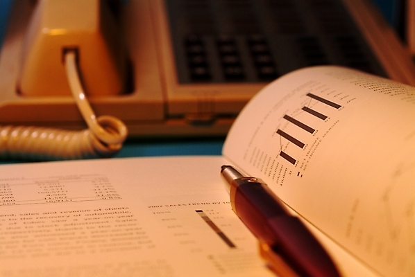 포토 JPG 비즈니스 통계 그래프 문구용품 실내 사람없음 간행물 책 금융 필기구 펜 볼펜 주식 분석 오브젝트 서류판 실적 주식거래 국내포토 컨셉 내부 경제 사무용품 거래 파일형식