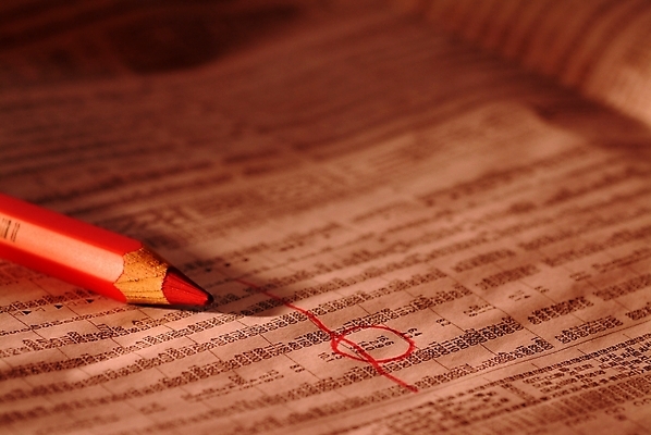 포토 JPG 산업 비즈니스 색연필 실내 사람없음 금융 연필 시세 신문 뉴스 주식 오브젝트 시세표 주식거래 국내포토 학용품 내부 간행물 경제 필기구 거래 파일형식