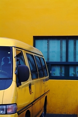 포토 JPG 주간 건축 육상교통 벽 자동차 사람없음 야외 운송업 승합차 국내포토 자연요소 산업 교통수단 승용차 파일형식