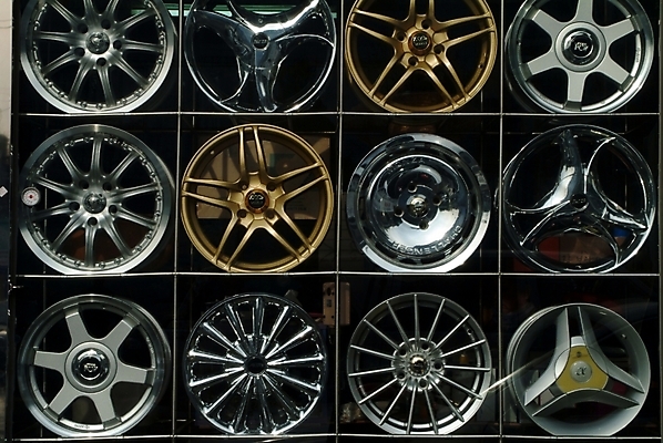 포토 JPG 주간 산업 육상교통 교통 자동차 사람없음 야외 바퀴 부속품 타이어 산업재료 차량부품 분진커버 휠커버 국내포토 자연요소 교통수단 커버 오브젝트 파일형식