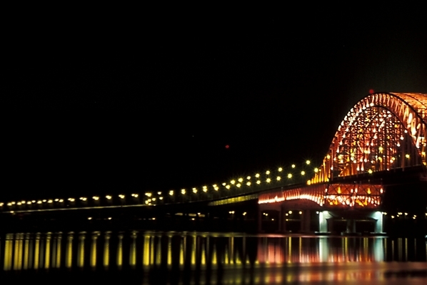 포토 JPG 건축물 건축 야경 교통시설 자연 밤하늘 사람없음 야외 빛 강 도시 수면 야간 가교 국내포토 자연요소 교통 하늘 물 시설 생태계 파일형식 풍경_경치