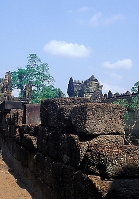 포토 JPG 주간 해외풍경 시설물 건축물 현대건축 건축 벽 해외건축 자연 하늘 풍경 사람없음 야외 담장 건축부분 성 성벽 방어벽 국내포토 자연요소 해외 생태계 파일형식