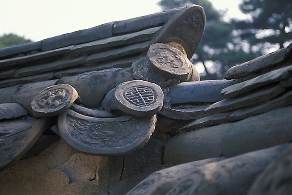 포토 JPG 주간 한국문화 한국전통 전통 시설물 건축물 건축 고건축 한국건축 지붕 한국 기와 기와집 사람없음 야외 전통문양 동양건축 기와지붕 와당문양 막새기와 와당 취두기와 국내포토 자연요소 동양문화 문양 아시아 한옥 파일형식 동양