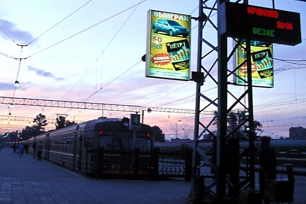 포토 JPG 주간 해외풍경 유럽 육상교통 외국문화 교통 간판 광고판 사람없음 야외 기차 운송업 전철 역 플랫폼 러시아 전차 옥외광고 국내포토 자연요소 해외 나라 산업 문화 교통수단 교통시설 대중교통 알림판 풍경 판 파일형식