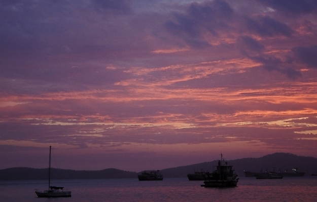 포토 JPG 주간 구름 해외풍경 실루엣 산업 바다 외국문화 교통 수상교통 자연 하늘 어업 풍경 사람없음 야외 노을 황혼 일몰 어선 오세아니아 파푸아뉴기니 선박 국내포토 자연요소 해외 나라 문화 교통수단 배_교통 촬영기법 생태계 파일형식