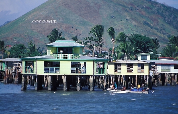포토 JPG 주간 해외풍경 시설물 현대건축 건축 바다 외국문화 자연 산 사람 풍경 야외 오세아니아 수상가옥 파푸아뉴기니 선박 국내포토 자연요소 해외 건축물 나라 문화 수상교통 주택 생태계 파일형식