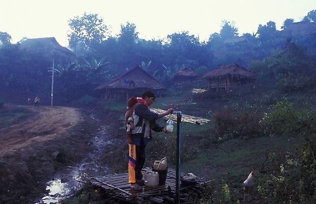포토 JPG 주간 해외풍경 여자 아시아 외국문화 태국 자연 주택 태국문화 사람 풍경 성인 야외 두명 마을 농촌 개울 도랑 여자만 성인여자만 성인만 국내포토 자연요소 동양문화 해외 나라 문화 밭 건물 강 시골 생태계 파일형식