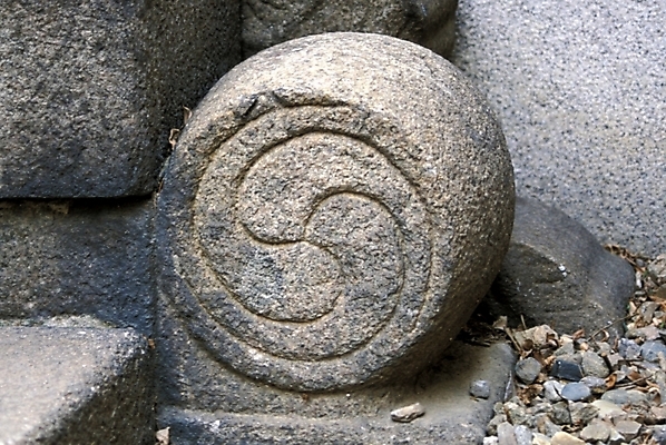 포토 JPG 주간 한국문화 한국전통 문양 건축 조각 무늬 한국 석조 사람없음 야외 전통무늬 전통문양 태극 돌조각 조각_조소 국내포토 자연요소 동양문화 전통 아시아 돌_바위 조소 파일형식