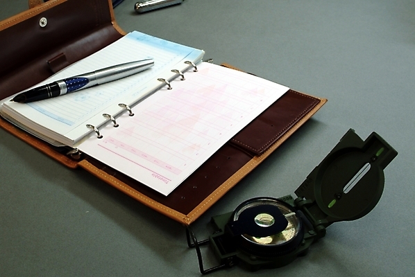 포토 JPG 비즈니스 실내 사람없음 펜 만년필 다이어리 사무용품 메모지 계획 오브젝트 CD케이스 국내포토 컨셉 문구용품 내부 필기구 파일형식