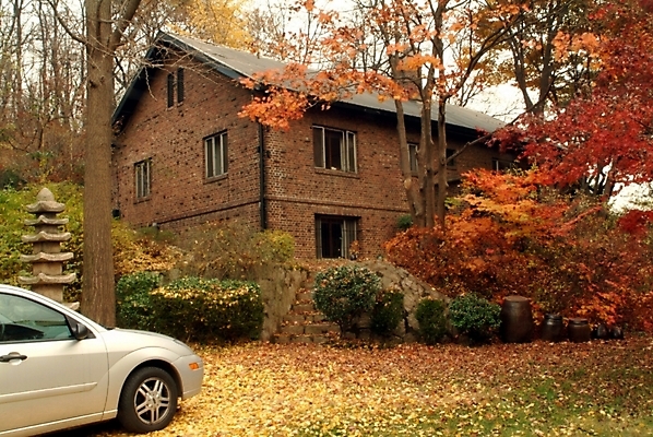 포토 JPG 주간 나무 식물 시설물 사계절 계절 현대건축 건축 육상교통 교통 단풍 자동차 자연 나뭇잎 주택 풍경 사람없음 야외 건물 가을 전원주택 국내포토 자연요소 건축물 교통수단 잎 생태계 파일형식