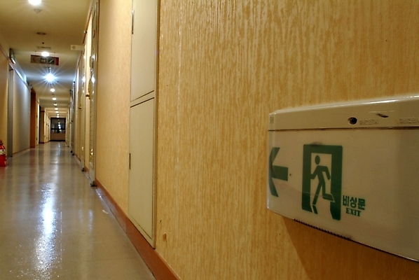 포토 JPG 시설물 건축물 건축 표시 실내 사람없음 건물 문 비상문 국내포토 내부 파일형식