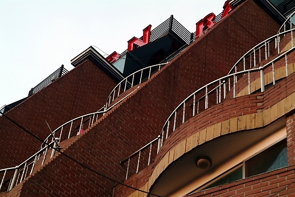 포토 JPG 주간 시설물 건축물 현대건축 건축 사람없음 야외 건물 발코니 빌라 연립주택 국내포토 자연요소 주택 파일형식