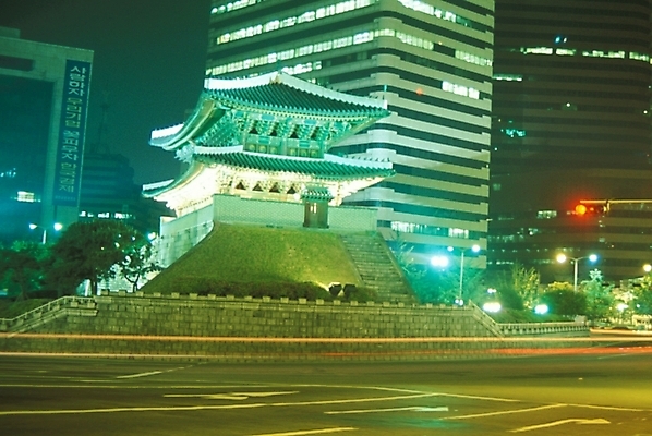 포토 JPG 한국문화 한국전통 시설물 건축물 건축 도로 고건축 야경 유적 한국건축 한국 사람없음 야외 건물 동양건축 문화재 성 숭례문 국보 성벽 성문 국내포토 동양문화 전통 아시아 길 교통시설 야간 랜드마크 파일형식 동양 풍경_경치