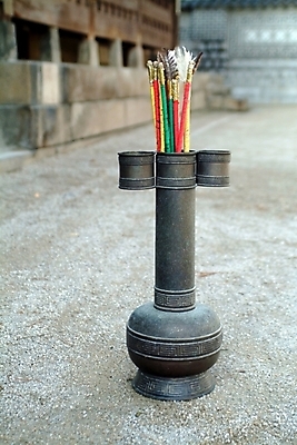 포토 JPG 주간 한국문화 한국전통 전통 생활용품 놀이 전통소품 한국 사람없음 야외 놀이용품 전통놀이 투호 국내포토 자연요소 동양문화 아시아 오브젝트 파일형식