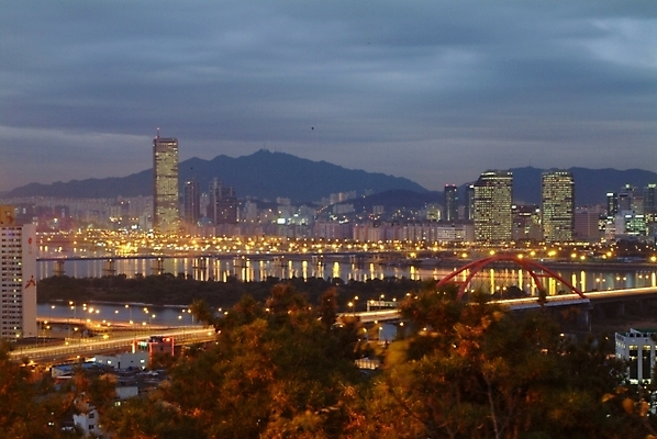 포토 JPG 야경 자연 서울 한국 빌딩 사람없음 야외 건물 빛 도시 한강 서강대교 가교 상업시설 국내포토 건축물 아시아 다리_건축물 야간 시설 생태계 상업 랜드마크 파일형식 풍경_경치