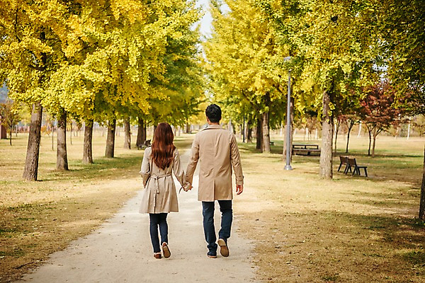 포토 JPG 주간 전신 커플 여자 남자 여행 데이트 사람 잔디 20대 성인 야외 두명 뒷모습 걷기 손잡기 다정 한국인 가을 트렌치코트 가로수 은행나무 국내여행 성인만 강천섬 국내포토 여주시 자연요소 나무 식물 계절 뷰포인트 섬 컨셉 관계 모션 동양인 청년 코트 경기도 파일형식 여주_지역