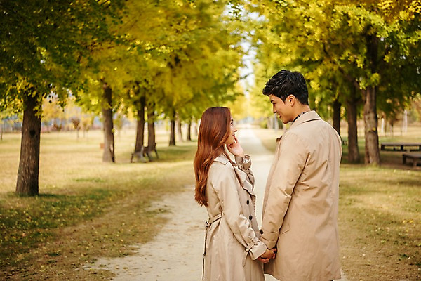 포토 JPG 주간 커플 응시 여자 남자 여행 데이트 서기 사람 잔디 상반신 20대 성인 야외 두명 옆모습 마주보기 손잡기 다정 한국인 가을 트렌치코트 가로수 은행나무 국내여행 성인만 강천섬 국내포토 여주시 자연요소 나무 식물 시선 계절 뷰포인트 섬 컨셉 관계 모션 동양인 청년 코트 경기도 파일형식 여주_지역