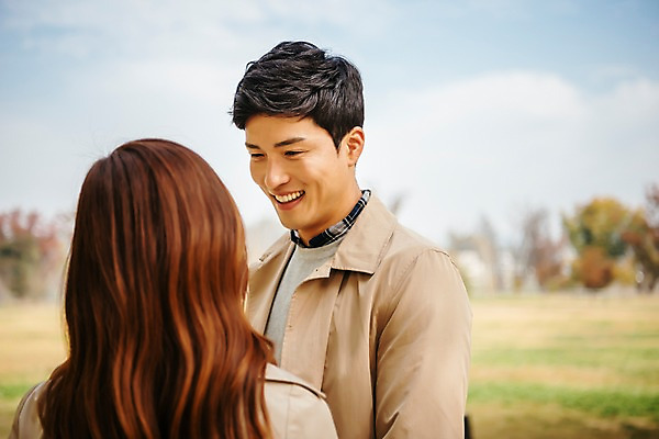 포토 JPG 주간 구름 커플 여자 남자 여행 데이트 하늘 서기 미소 웃음 사람 초원 상반신 20대 성인 야외 두명 앞모습 뒷모습 마주보기 다정 한국인 가을 트렌치코트 가로수 국내여행 성인만 강천섬 국내포토 여주시 자연요소 계절 뷰포인트 섬 컨셉 관계 모션 표정 동양인 청년 코트 경기도 파일형식 여주_지역