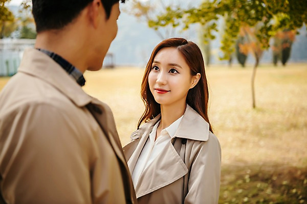 포토 JPG 주간 커플 응시 여자 남자 여행 데이트 단풍나무 서기 미소 사람 근접촬영 잔디 초원 상반신 20대 성인 야외 두명 옆모습 마주보기 다정 한국인 가을 트렌치코트 가로수 국내여행 성인만 강천섬 국내포토 여주시 자연요소 나무 식물 시선 계절 뷰포인트 섬 컨셉 단풍 관계 모션 표정 동양인 청년 코트 경기도 파일형식 여주_지역