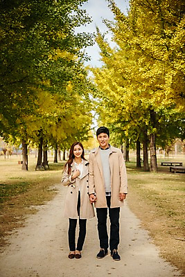 포토 JPG 주간 전신 커플 응시 여자 남자 여행 데이트 서기 미소 사람 잔디 20대 성인 야외 두명 앞모습 손잡기 다정 한국인 가을 트렌치코트 가로수 은행나무 국내여행 성인만 강천섬 국내포토 여주시 자연요소 나무 식물 시선 계절 뷰포인트 섬 컨셉 관계 모션 표정 동양인 청년 코트 경기도 파일형식 여주_지역