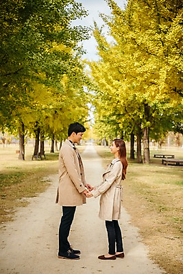 포토 JPG 주간 전신 커플 응시 여자 남자 여행 데이트 서기 미소 사람 잔디 20대 성인 야외 두명 옆모습 마주보기 손잡기 다정 한국인 가을 트렌치코트 가로수 은행나무 국내여행 성인만 강천섬 국내포토 여주시 자연요소 나무 식물 시선 계절 뷰포인트 섬 컨셉 관계 모션 표정 동양인 청년 코트 경기도 파일형식 여주_지역