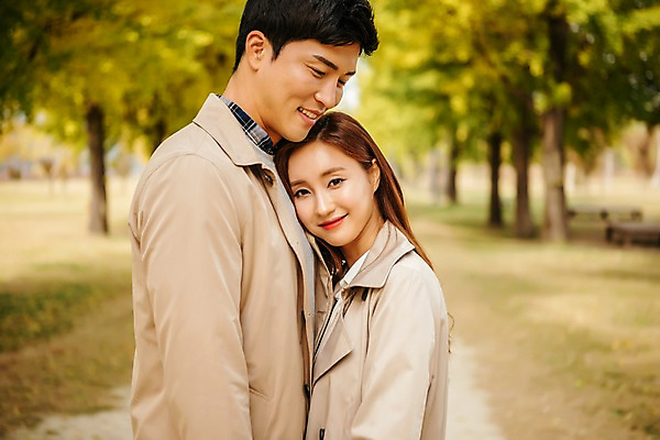 포토 JPG 주간 커플 응시 여자 남자 여행 데이트 서기 미소 사람 잔디 상반신 20대 성인 야외 두명 옆모습 기댐 다정 산책로 한국인 가을 트렌치코트 가로수 은행나무 국내여행 성인만 강천섬 국내포토 여주시 자연요소 나무 식물 시선 계절 길 뷰포인트 섬 컨셉 관계 모션 표정 동양인 청년 코트 경기도 파일형식 여주_지역