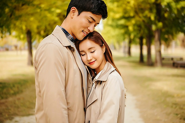 포토 JPG 주간 커플 여자 남자 여행 데이트 안기 사랑 서기 미소 사람 잔디 상반신 20대 성인 야외 두명 옆모습 눈감음 기댐 다정 산책로 한국인 가을 트렌치코트 가로수 은행나무 국내여행 성인만 강천섬 국내포토 여주시 자연요소 나무 식물 계절 감정 길 뷰포인트 섬 컨셉 관계 모션 표정 동양인 청년 코트 경기도 파일형식 여주_지역