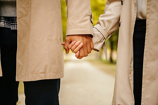 포토 JPG 주간 손 커플 여자 남자 여행 데이트 서기 사람 근접촬영 상반신 20대 성인 야외 두명 앞모습 신체부위 손잡기 다정 한국인 가을 트렌치코트 가로수 국내여행 성인만 강천섬 국내포토 여주시 자연요소 계절 뷰포인트 섬 컨셉 관계 모션 동양인 청년 코트 경기도 파일형식 여주_지역