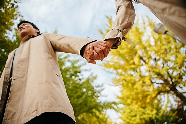 포토 JPG 주간 구름 커플 여자 남자 로우앵글 여행 데이트 하늘 서기 사람 상반신 20대 성인 야외 두명 앞모습 손잡기 다정 한국인 가을 트렌치코트 가로수 은행나무 국내여행 성인만 강천섬 국내포토 여주시 자연요소 나무 계절 뷰포인트 섬 컨셉 관계 모션 동양인 청년 코트 경기도 파일형식 여주_지역