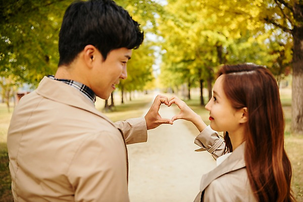 포토 JPG 주간 커플 응시 여자 남자 여행 데이트 사랑 서기 미소 사람 잔디 상반신 20대 성인 야외 두명 뒷모습 마주보기 다정 한국인 가을 트렌치코트 가로수 은행나무 손하트 국내여행 성인만 강천섬 국내포토 여주시 자연요소 나무 식물 시선 계절 감정 뷰포인트 섬 컨셉 관계 모션 표정 동양인 손짓 청년 코트 경기도 파일형식 여주_지역