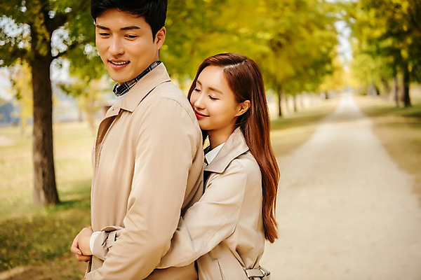 포토 JPG 주간 커플 여자 남자 여행 데이트 안기 사랑 서기 미소 사람 잔디 상반신 20대 성인 야외 두명 옆모습 눈감음 다정 한국인 가을 트렌치코트 가로수 은행나무 백허그 국내여행 성인만 강천섬 국내포토 여주시 자연요소 나무 식물 계절 감정 뷰포인트 섬 컨셉 관계 모션 포옹 표정 동양인 청년 코트 경기도 파일형식 여주_지역