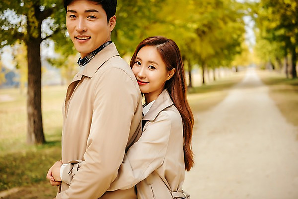 포토 JPG 주간 커플 응시 여자 남자 여행 데이트 안기 사랑 서기 미소 사람 근접촬영 상반신 20대 성인 야외 두명 옆모습 다정 한국인 가을 트렌치코트 가로수 은행나무 백허그 국내여행 성인만 강천섬 국내포토 여주시 자연요소 나무 시선 계절 감정 뷰포인트 섬 컨셉 관계 모션 포옹 표정 동양인 청년 코트 경기도 파일형식 여주_지역