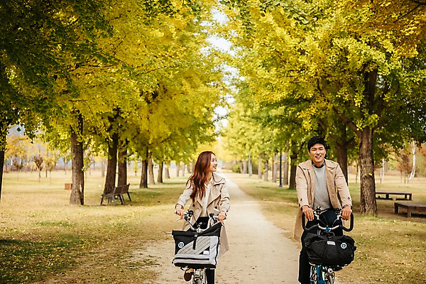 포토 JPG 주간 커플 응시 여자 남자 여행 데이트 미소 사람 잔디 상반신 20대 성인 야외 두명 앞모습 자전거 다정 한국인 가을 트렌치코트 승차 가로수 은행나무 국내여행 성인만 강천섬 국내포토 여주시 자연요소 나무 식물 시선 계절 뷰포인트 섬 컨셉 관계 모션 표정 동양인 청년 바이크 코트 경기도 파일형식 여주_지역