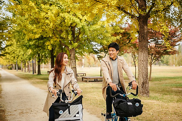 포토 JPG 주간 커플 응시 여자 남자 여행 데이트 미소 사람 잔디 상반신 20대 성인 야외 두명 앞모습 자전거 다정 한국인 가을 트렌치코트 승차 가로수 은행나무 국내여행 성인만 강천섬 국내포토 여주시 자연요소 나무 식물 시선 계절 뷰포인트 섬 컨셉 관계 모션 표정 동양인 청년 바이크 코트 경기도 파일형식 여주_지역