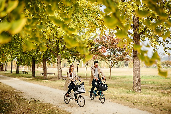 포토 JPG 주간 전신 커플 응시 여자 남자 여행 데이트 단풍나무 미소 사람 잔디 20대 성인 야외 두명 옆모습 자전거 다정 산책로 한국인 가을 트렌치코트 승차 가로수 은행나무 국내여행 성인만 강천섬 국내포토 여주시 자연요소 나무 식물 시선 계절 길 뷰포인트 섬 컨셉 단풍 관계 모션 표정 동양인 청년 바이크 코트 경기도 파일형식 여주_지역