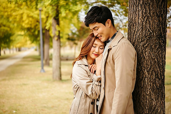 포토 JPG 주간 커플 여자 남자 여행 가로등 데이트 서기 미소 사람 잔디 상반신 20대 성인 야외 두명 옆모습 눈감음 기댐 다정 산책로 한국인 가을 트렌치코트 가로수 나무기둥 은행나무 국내여행 성인만 강천섬 국내포토 여주시 자연요소 나무 식물 계절 공공시설 길 뷰포인트 섬 컨셉 관계 모션 표정 동양인 청년 코트 경기도 파일형식 여주_지역