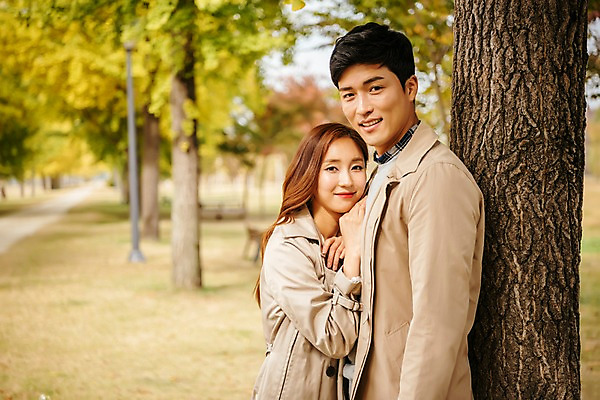 포토 JPG 주간 커플 응시 여자 남자 여행 가로등 데이트 서기 미소 사람 잔디 상반신 20대 성인 야외 두명 옆모습 기댐 다정 한국인 가을 트렌치코트 가로수 나무기둥 은행나무 국내여행 성인만 강천섬 국내포토 여주시 자연요소 나무 식물 시선 계절 공공시설 뷰포인트 섬 컨셉 관계 모션 표정 동양인 청년 코트 경기도 파일형식 여주_지역