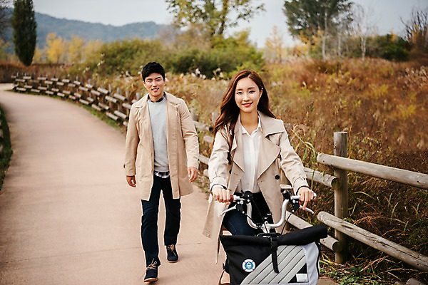 포토 JPG 주간 전신 나무 커플 응시 여자 남자 여행 데이트 미소 사람 상반신 20대 성인 야외 두명 앞모습 울타리 걷기 자전거 다정 한국인 가을 트렌치코트 승차 국내여행 억새밭 성인만 강천섬 국내포토 여주시 자연요소 식물 시선 계절 뷰포인트 섬 컨셉 관계 모션 표정 동양인 청년 담장 바이크 코트 억새 경기도 파일형식 여주_지역