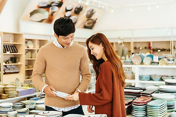 포토 JPG 주간 그릇 접시 커플 응시 여자 남자 여행 실내 서기 미소 들기 사람 상반신 20대 성인 두명 앞모습 옆모습 아웃포커스 상점 전시 한국인 도자기 진열장 도자기축제 성인만 국내포토 여주시 자연요소 식기 시선 뷰포인트 관계 모션 촬영기법 표정 동양인 청년 내부 축제 경기도 파일형식