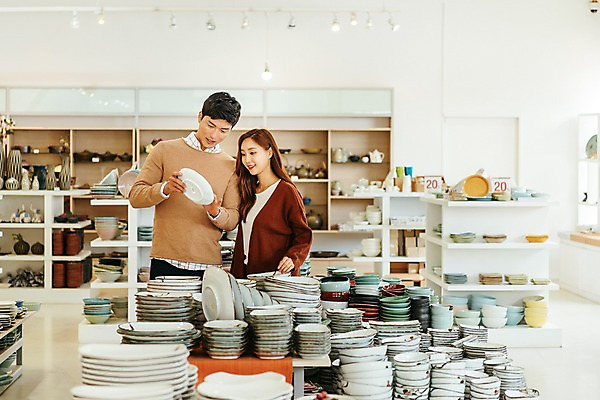 포토 JPG 주간 그릇 접시 커플 응시 여자 남자 여행 실내 서기 미소 들기 사람 상반신 20대 성인 두명 앞모습 옆모습 아웃포커스 상점 전시 한국인 도자기 진열장 도자기축제 성인만 국내포토 여주시 자연요소 식기 시선 뷰포인트 관계 모션 촬영기법 표정 동양인 청년 내부 축제 경기도 파일형식