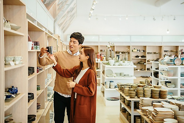 포토 JPG 주간 커플 응시 여자 남자 여행 실내 서기 들기 사람 상반신 20대 성인 두명 앞모습 옆모습 아웃포커스 상점 한국인 머그컵 잡기 도자기 구경 진열장 기념품 도자기축제 성인만 국내포토 여주시 자연요소 시선 뷰포인트 관계 모션 촬영기법 동양인 청년 내부 컵 축제 오브젝트 경기도 파일형식