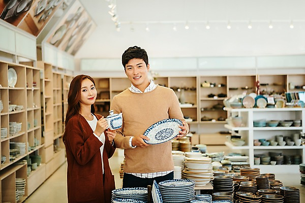 포토 JPG 주간 그릇 접시 커플 응시 여자 남자 여행 실내 서기 미소 들기 사람 상반신 20대 성인 두명 앞모습 옆모습 아웃포커스 상점 전시 한국인 도자기 찻주전자 구경 진열장 도자기축제 성인만 국내포토 여주시 자연요소 식기 시선 뷰포인트 관계 모션 주전자 촬영기법 표정 동양인 청년 내부 축제 경기도 파일형식