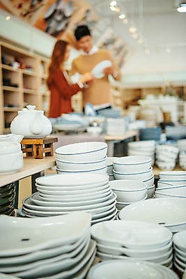 포토 JPG 주간 그릇 접시 커플 응시 여자 남자 여행 실내 서기 들기 사람 근접촬영 상반신 20대 성인 두명 앞모습 옆모습 아웃포커스 상점 전시 한국인 도자기 찻주전자 구경 진열장 도자기축제 성인만 국내포토 여주시 자연요소 식기 시선 뷰포인트 관계 모션 주전자 촬영기법 동양인 청년 내부 축제 경기도 파일형식