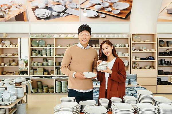 포토 JPG 주간 그릇 접시 커플 응시 여자 남자 여행 실내 서기 미소 들기 사람 상반신 20대 성인 두명 앞모습 아웃포커스 상점 전시 한국인 도자기 구경 진열장 도자기축제 성인만 국내포토 여주시 자연요소 식기 시선 뷰포인트 관계 모션 촬영기법 표정 동양인 청년 내부 축제 경기도 파일형식